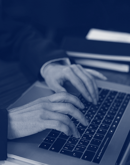 Mãos sobre teclado