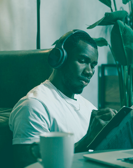 Pessoa com headphones